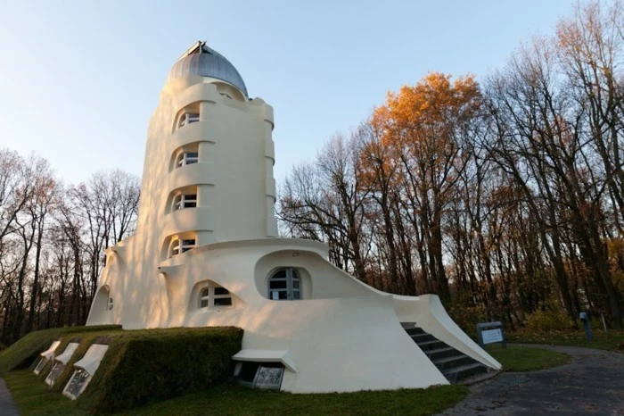 Expressionistische-Architektur-Einstein-Turm-im-Herbst