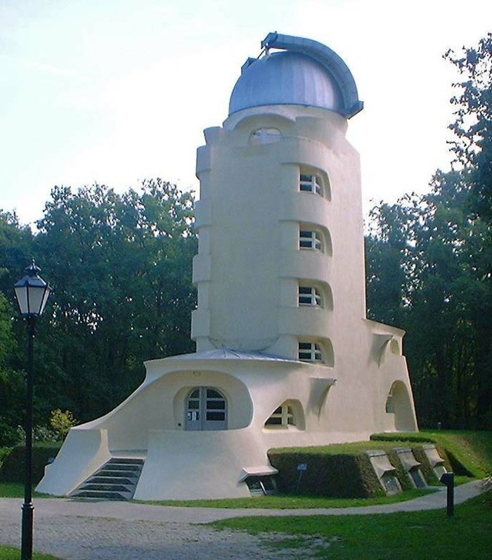 Expressionistische-Architektur-Einstein-Turm-im-Sommer