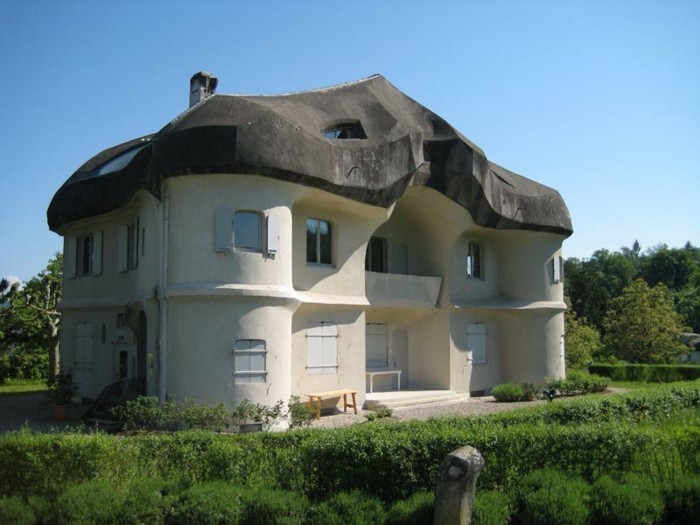 Expressionistische-Architektur-mit-braunem-Dach