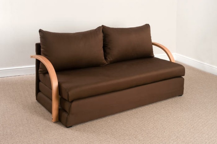 Gästebett-Sessel-in-brauner-Farbe