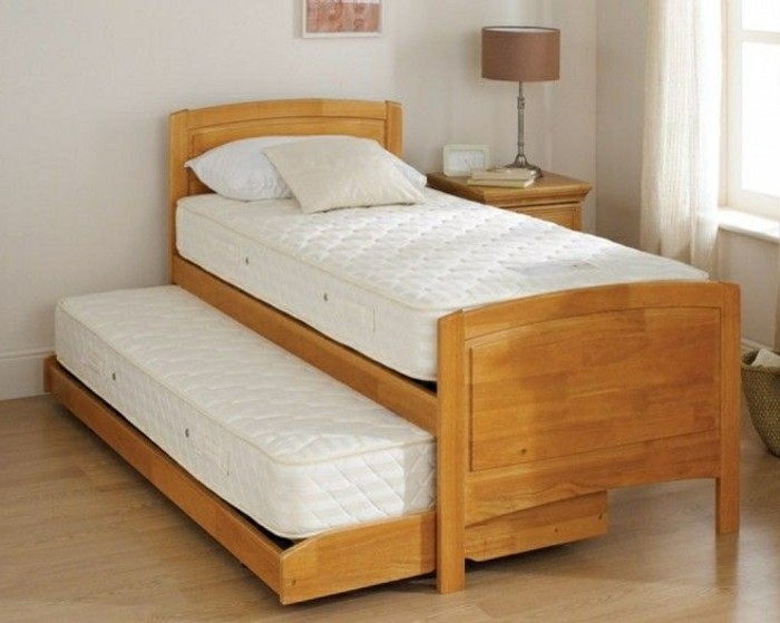 Gästebett-aus-Holz-mit-weißer-Matratze