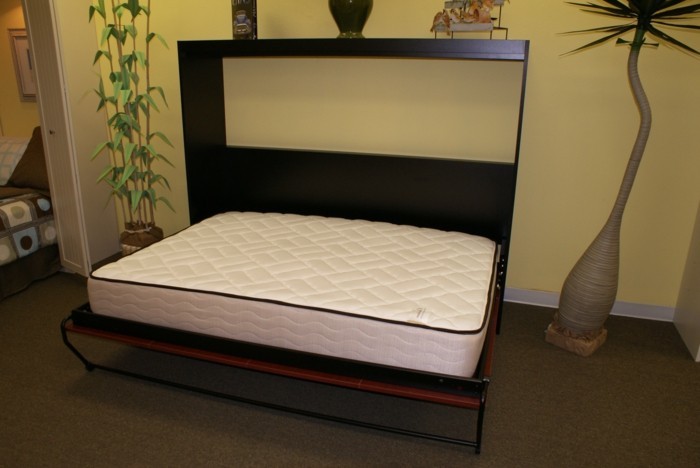 Gästebett-klappbar-aus-Holz-und-mit-Matratze