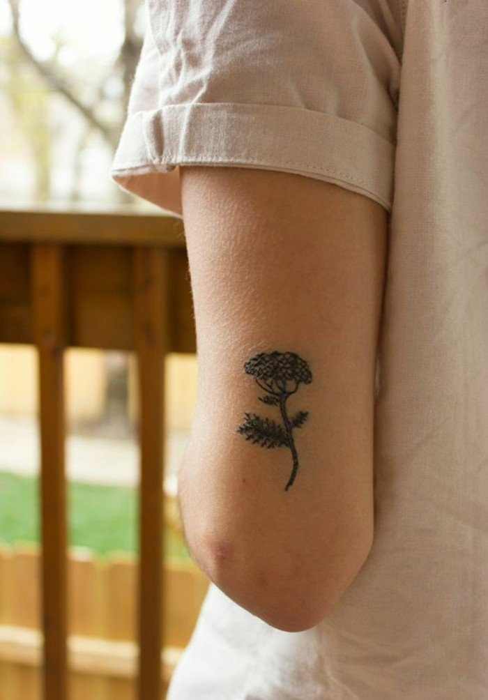 Kleine-tattoos-mit-einer-Blume