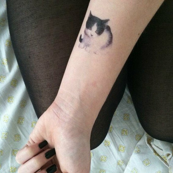 Kleines-Tattoo-eine-realistische-Katze
