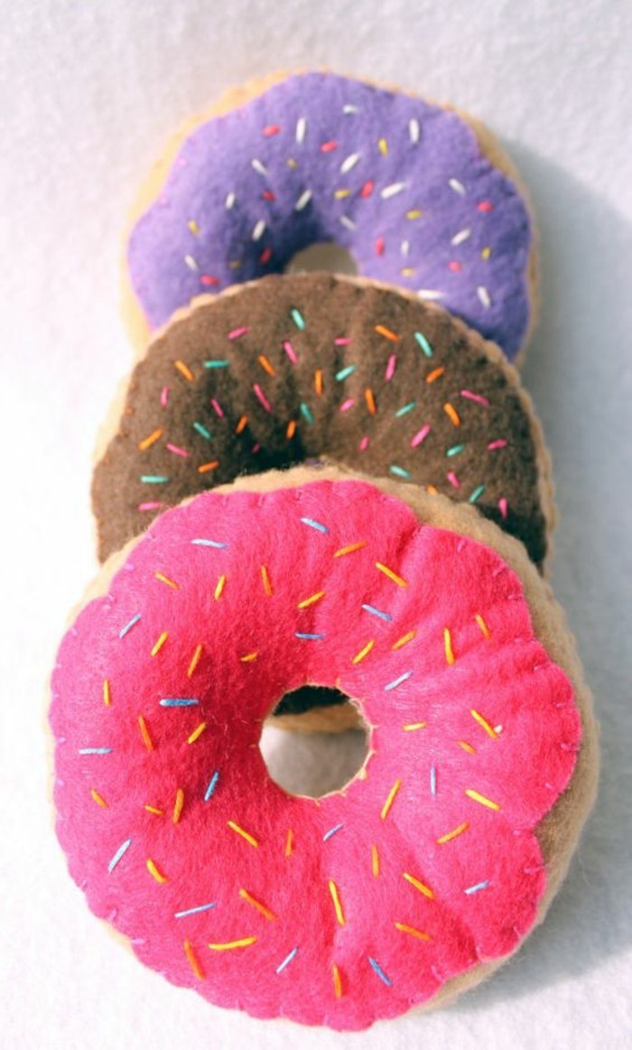 Lustige-Kissen-die-wie-Süßigkeiten-aussehend-Donuts