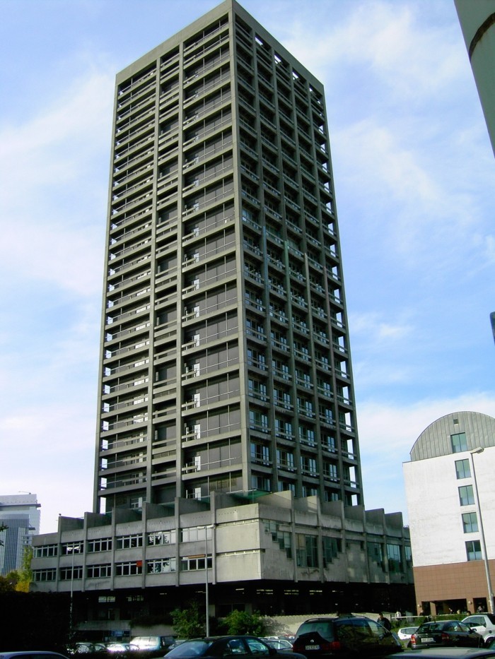 Moderne-Architektur-Merkmale-ein-Wolkenkratzer