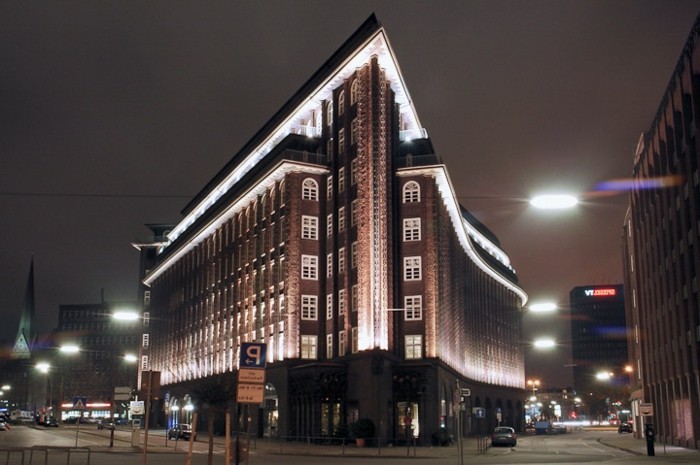 Moderne-Architektur-Merkmale-in-der-Nacht