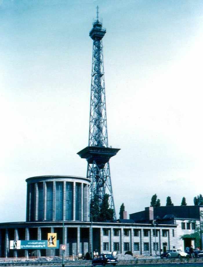 Neue-Sachlichkeit-Architektur-ein-Turm