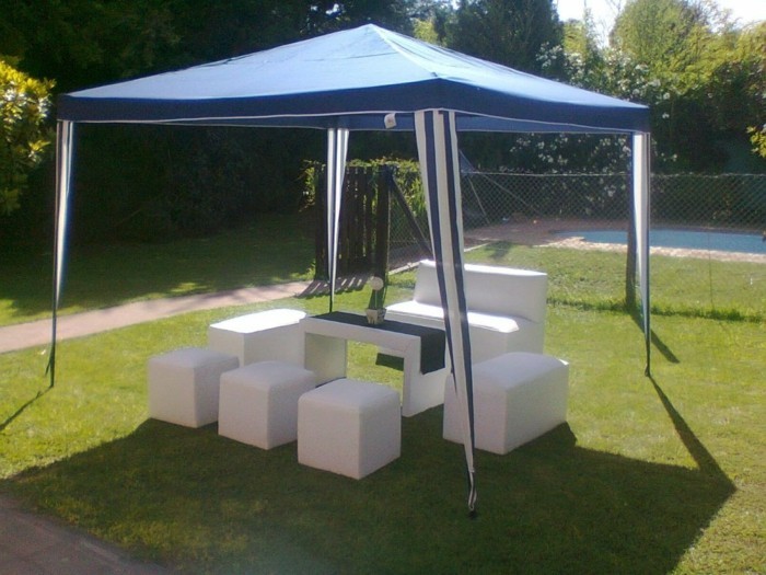 Partyzelt-mit-minimalistischen-Möbeln-im-Garten