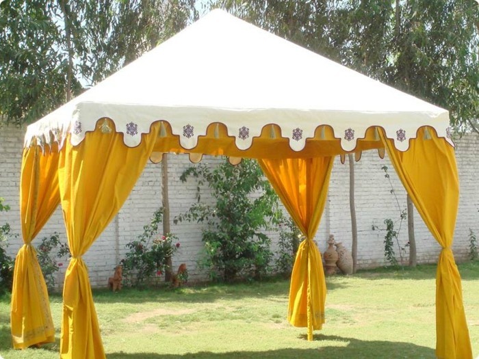 Pavillion-Zelt-mit-gelben-Vorhängen
