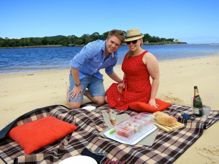 Picknick-am-Strand-auf-bunte-Decke