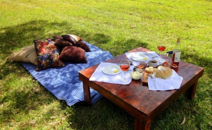 Picknick-im-Grünen-auf-einem-kleinen-Tisch