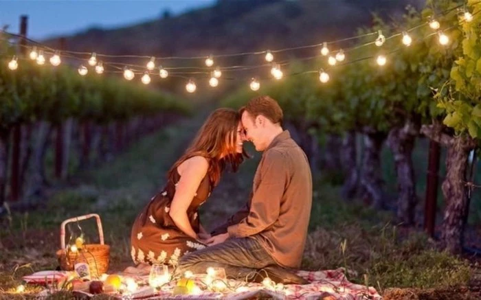 Romantisches-Picknick-mit-vielen-Lichten