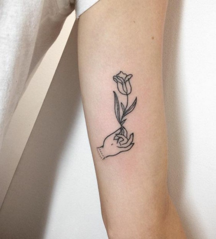 Schöne-tattoo-Ideen-für-Frauen-Blumen-verschenken