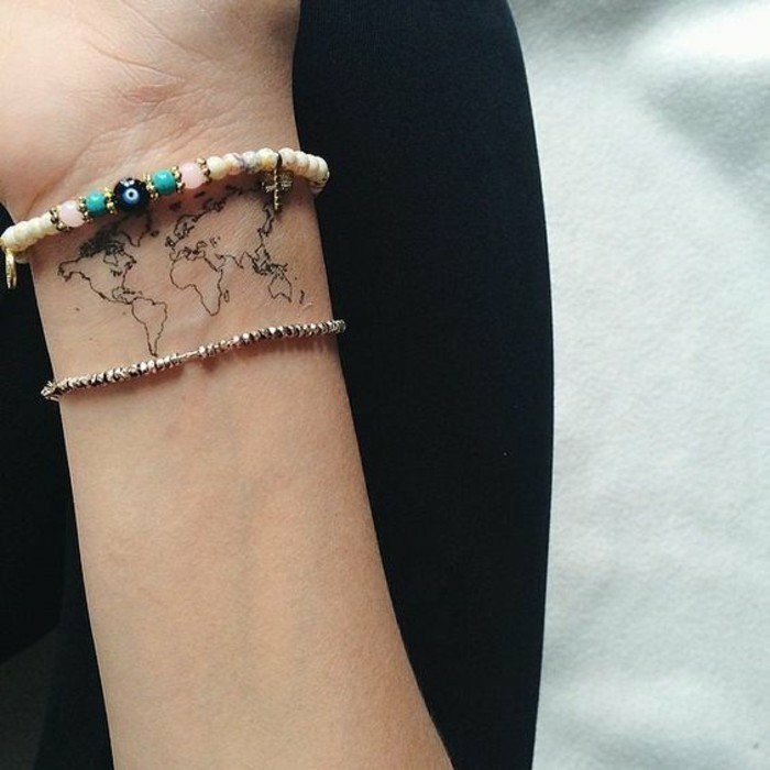 Tattoo-am-Handgelenk-mit-einer-Weltkarte