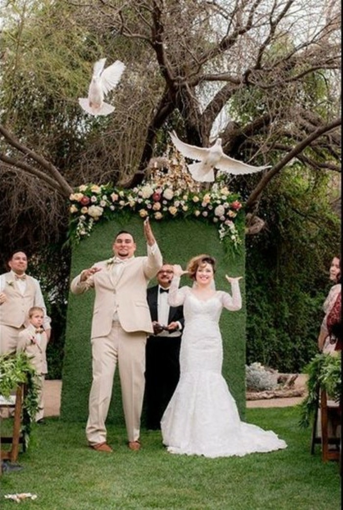 Tauben-für-Hochzeit-unter-Blumenkratz