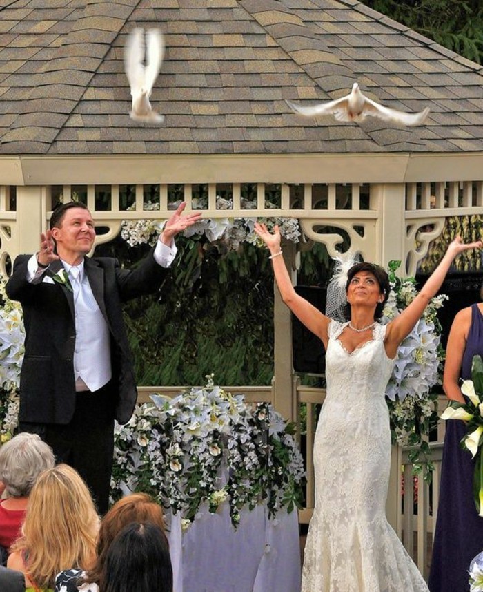 Tauben-für-Hochzeit-vor-den-Gästen