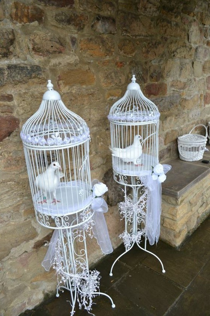 Tauben-zur-Hochzeit-in-geschmückten-Käfigen