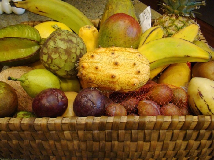 Tropische-Früchte-in-einem-Korb