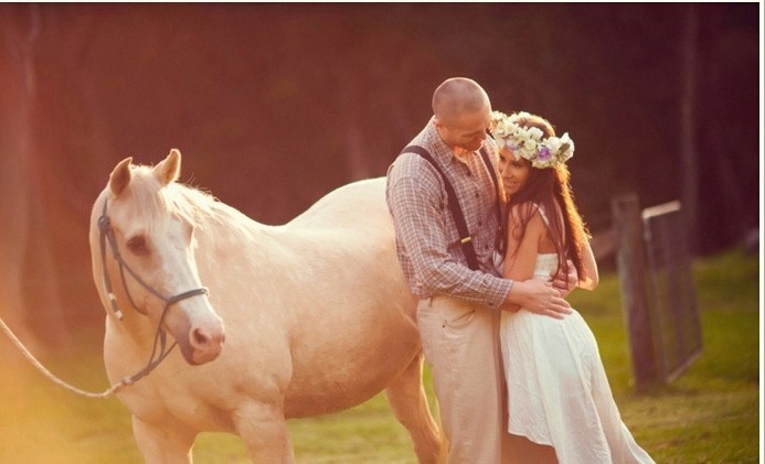 braut-und-bräutigam-mit-einem-sehr-schönem-pferd-in-weiß