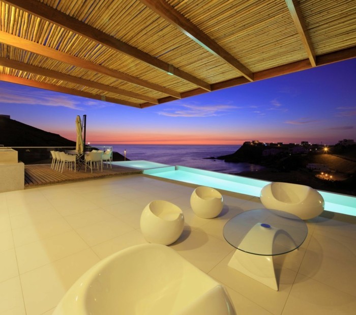 coole-überdachung-der-großen-terrasse-luxus-panorama-haus