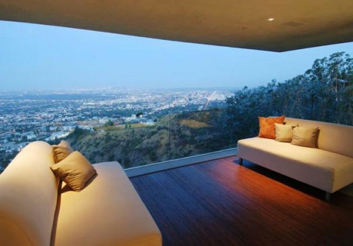 cooler-ausblick-modernes-panorama-haus-schöne-sofas