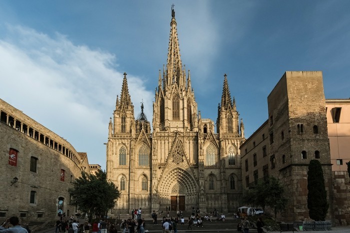 die-großartige-kathedrale-von-barcelona-interessante-architektur