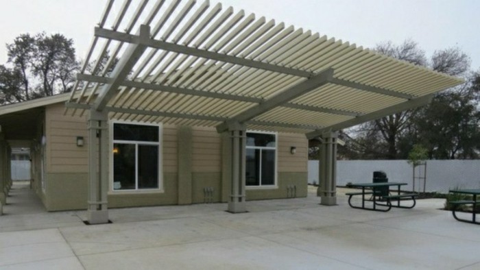 garten-pergola-aus-metall-terrassenüberdachung-betonfliesen1-resized