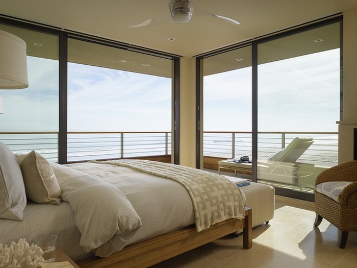 kleines-exotisches-schlafzimmer-mit-glaswänden-im-panorama-haus