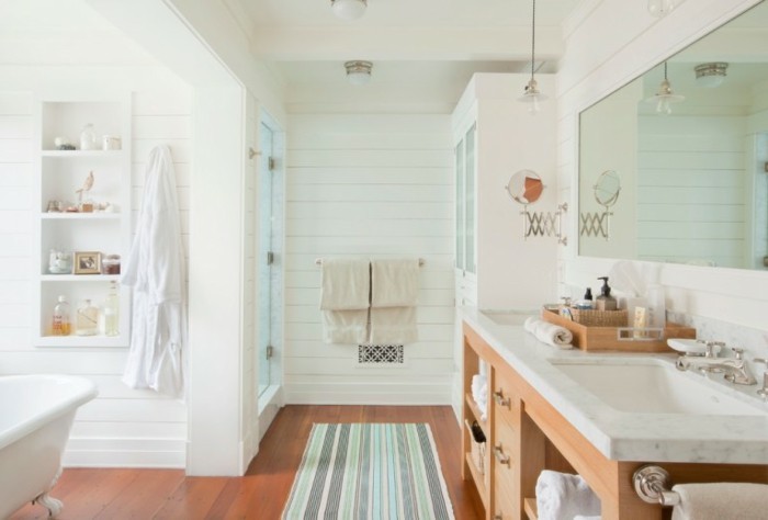 landhaus-badezimmer-mit-teppich-läufer-waschtisch-mit-marmor-platte-und-holz-unterschrank