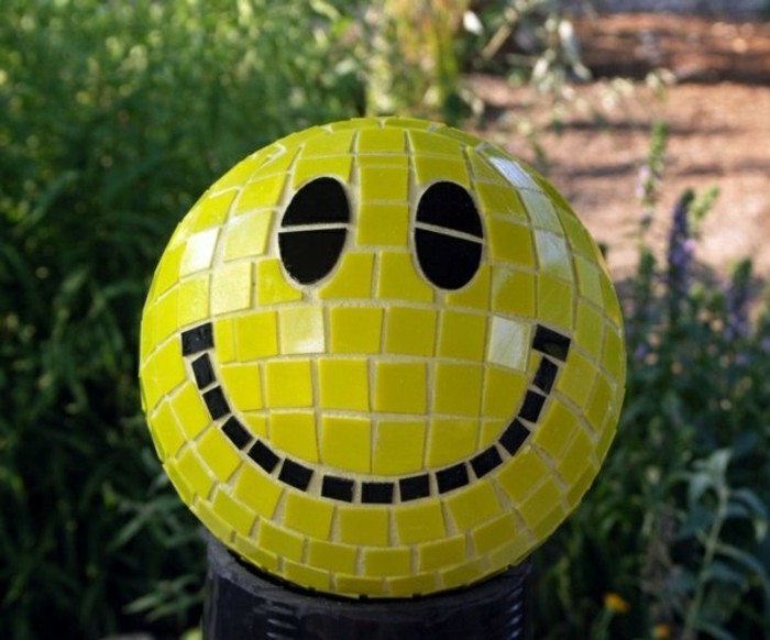 lustige-gartendeko-selber-machen-ball-mit-einem-lächelnden-gesicht