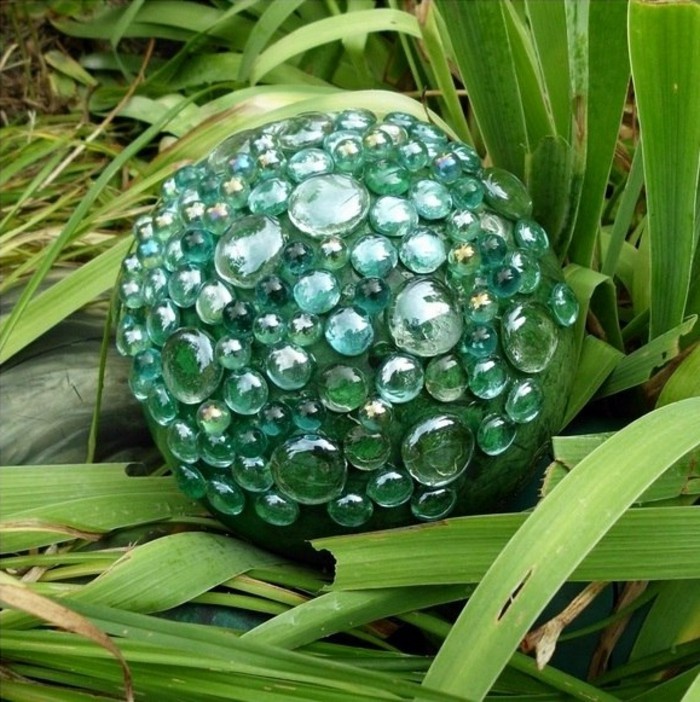 lustige-gartendeko-selber-machen-ein-ball-mit-leuchtenden-steinen