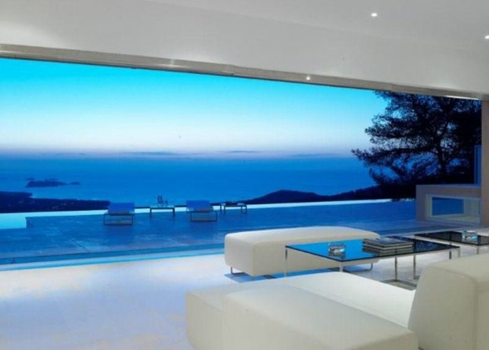 minimalistisches-beeindruckendes-panorama-haus-in-weißer-farbe