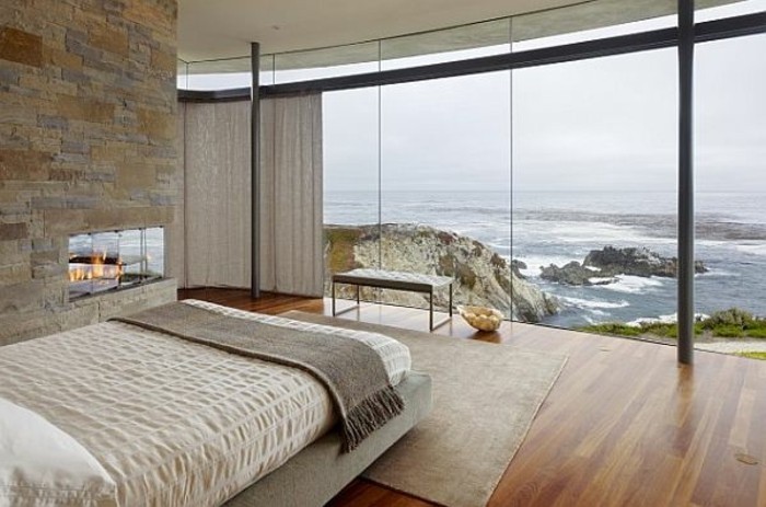 modernes-schickes-schlafzimmer-mit-glaswänden-im-panorama-haus