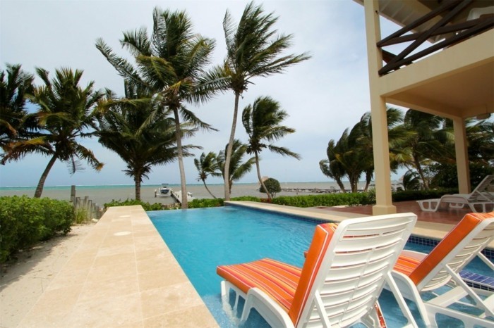palmen-liegestühle-und-pool-modernes-haus-mit-panorama