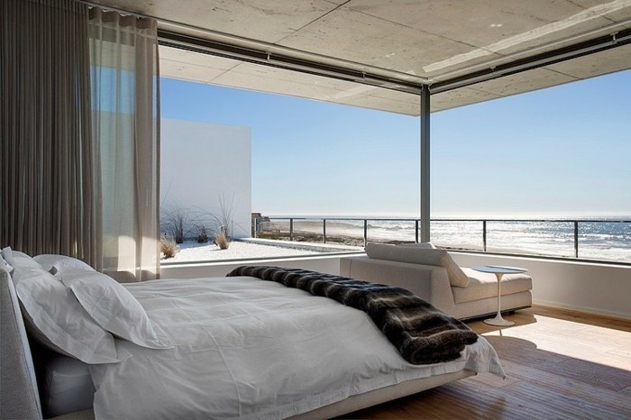 romantisches-weißes-schlafzimmer-im-modernen-exotischen-panorama-haus