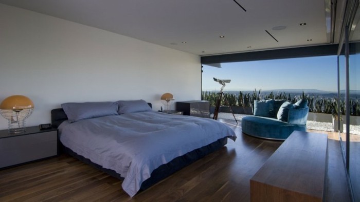 schickes-schlafzimmer-in-einem-schönen-panorama-haus