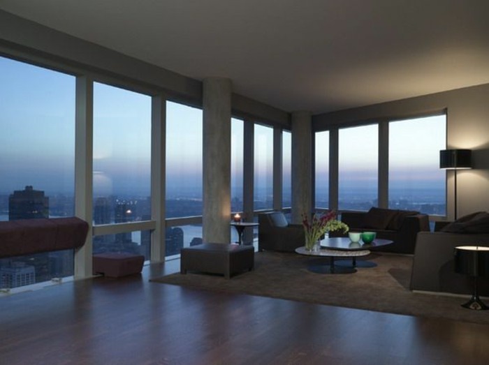 schöne-glaswände-und-moderne-möbel-attraktives-panorama-haus