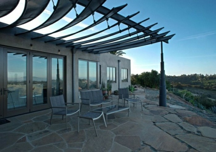 unglaubliche-terrasse-mit-einer-schicken-pergola-aus-metall-modernes-design