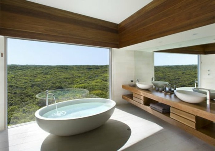 waschtisch-holz-zwei-waschbecken-oval-und-ovale-badewanne-panoramenfenster-im-badezimmer