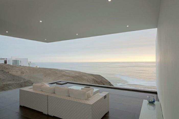 weiße-minimalistische-architektur-haus-mit-panorama