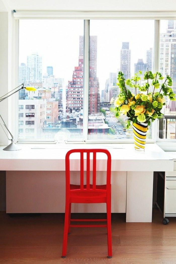 weißer-schreibtisch-design-und-roter-stuhl