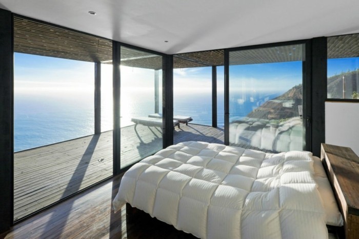 wunderschönes-panorama-haus-mit-kleinem-schlafzimmer-mit-weißen-bettwäschen