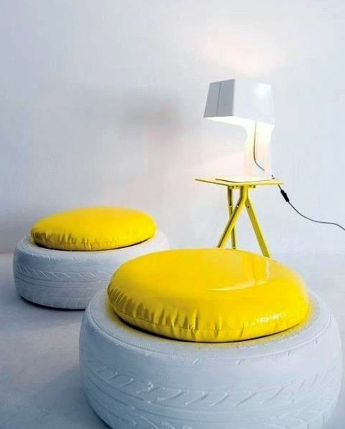 zwei-hocker-in-gelb-und-weiß-altreifen-recycling-diy-möbel