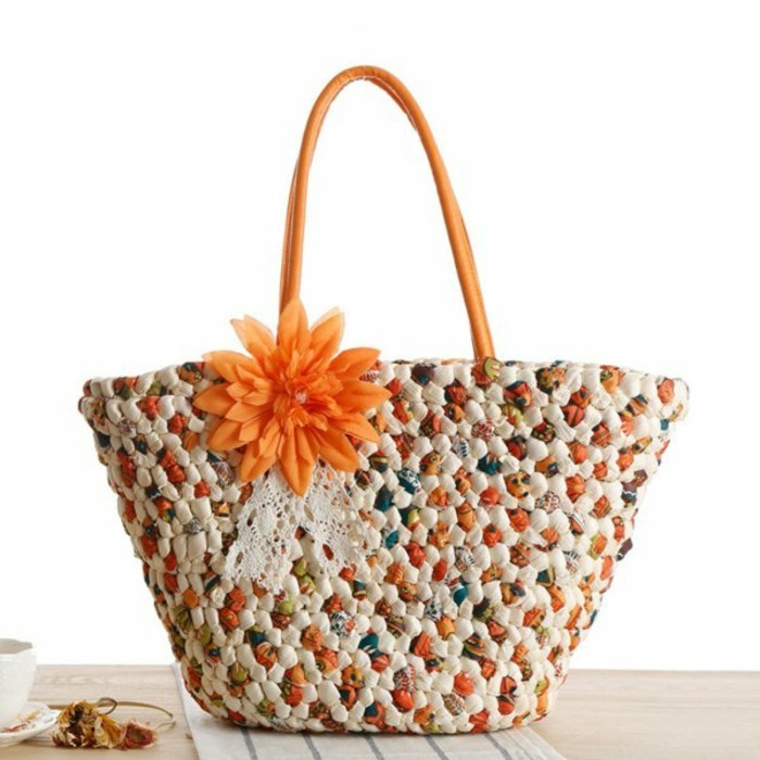 Ausgefallene-Handtaschen-mit-orange-blume-als-verzierung