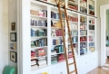 Bücherregal mit Leiter – die Bände erreichen