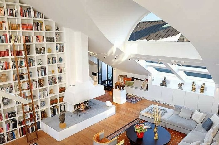 Bücherregal-Leiter-in-einem-Dachzimmer