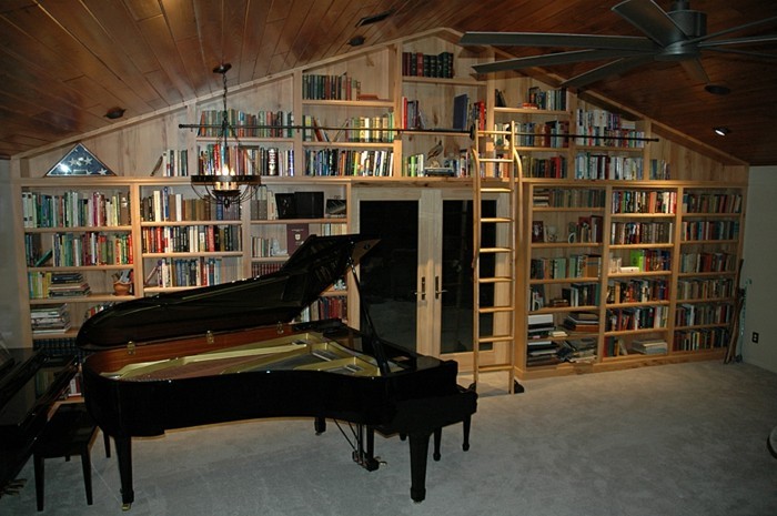 Bücherregal-Leiter-und-ein-Klavier