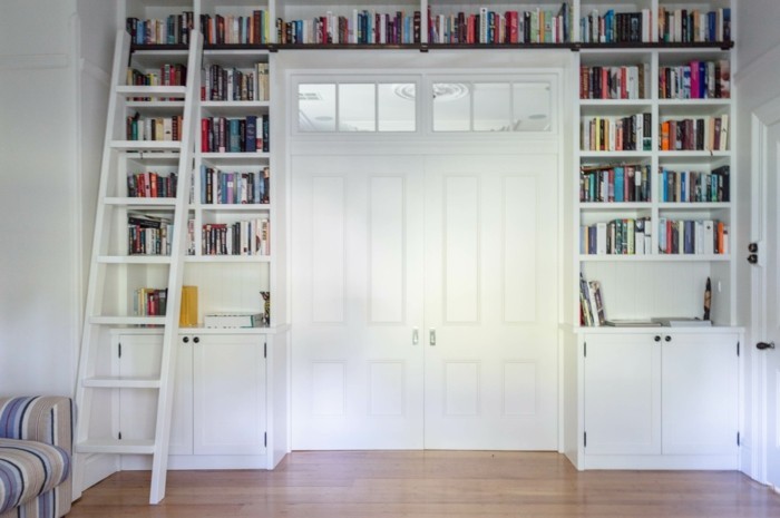 Bücherregal-Leiter-und-weiße-Tür