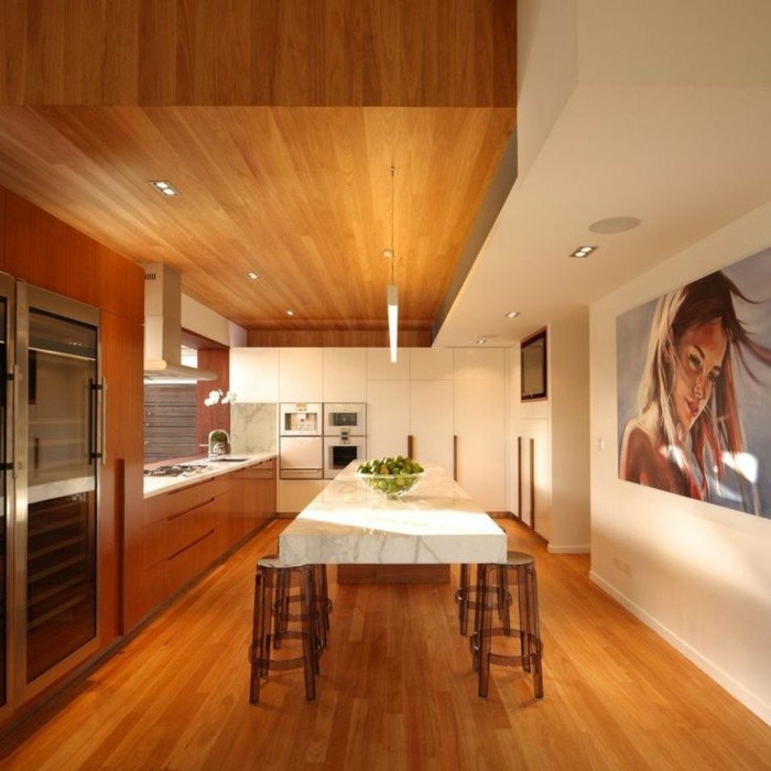 Deckenpaneele-Holz-in-der-Küche
